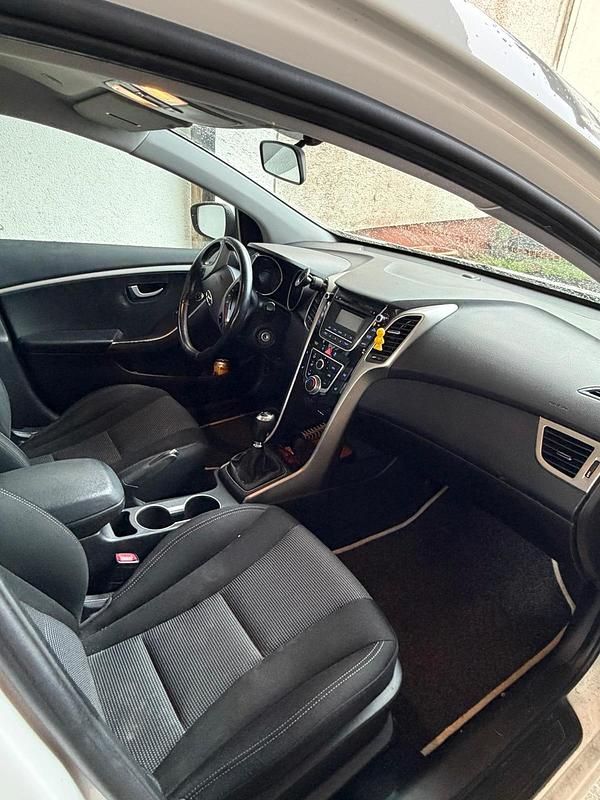 Gebraucht Hyundai i30 100 PS (73 kW) 2014 Weiß Kombi