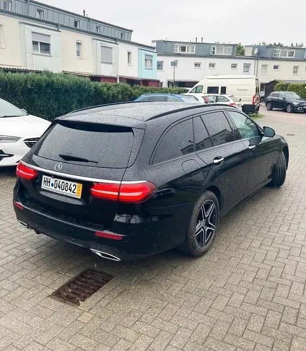 Second-hand Mercedes E300 AMG 306 CP (225 kW) 2022 Negru Berlinǎ