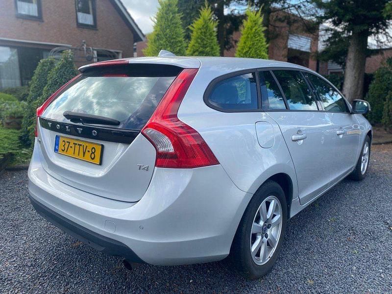 Gebraucht Volvo V60 Kinetic 179 PS (131 kW) 2012 Grau Kombi
