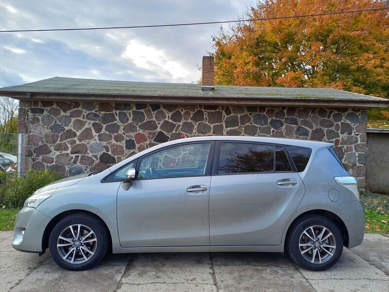 Gebraucht Toyota Verso Life 147 PS (108 kW) 2013 New medium silver/ grey Van / Kleinbus