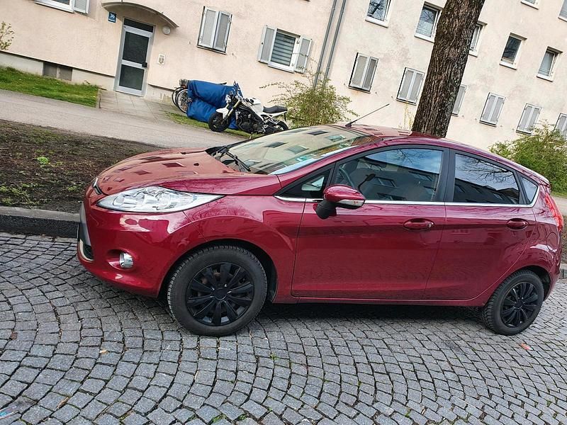 Gebraucht Ford Fiesta 97 PS (71 kW) 2009 Rot Kleinwagen