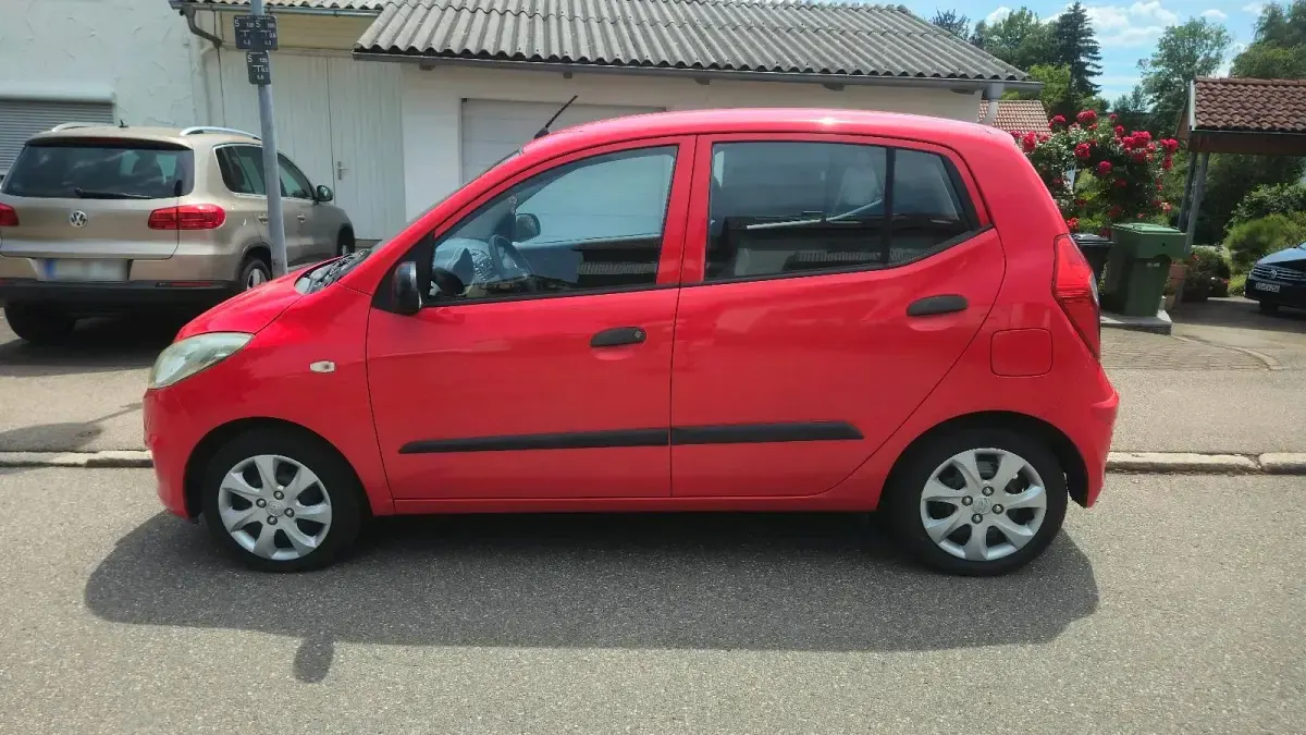Gebraucht Hyundai i10 Edition 69 PS (50 kW) 2013 Rot Kleinwagen