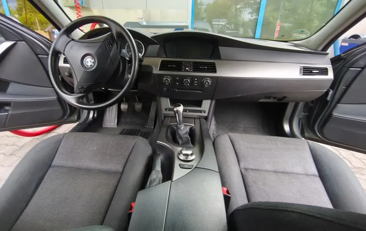 Gebraucht BMW 523 177 PS (130 kW) 2005 Grau Limousine