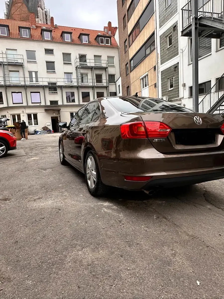 Używany VW Jetta 105 KM (77 kW) 2012 Brązowy Sedan/Limuzyna