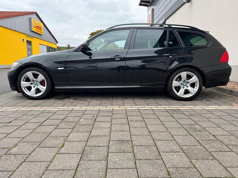 Gebraucht BMW 320 177 PS (130 kW) 2009 Schwarz Kombi