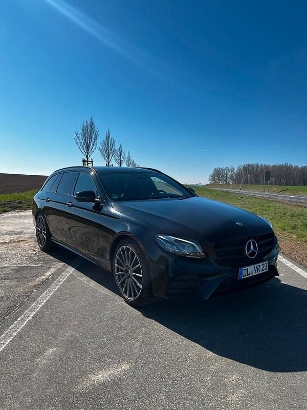 Schwarz Gebraucht 2018 Mercedes E400 AMG line Kombi | 28.900 € (Fairer Preis) - Bild 1/4