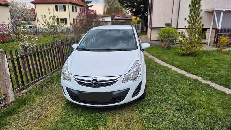 Weiß Gebraucht 2012 Opel Corsa Selection Limousine | 3.300 € (Guter Preis) - Bild 1/4