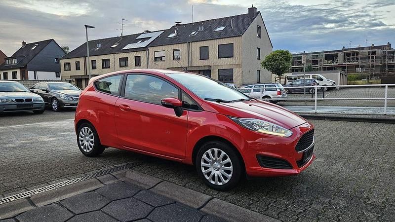 Gebraucht Ford Fiesta Trend 60 PS (44 kW) 2016 Rot Kleinwagen