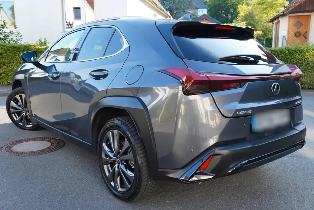 Gebraucht Lexus UX 250h E-FOUR 184 PS (135 kW) 2023 Grau SUV