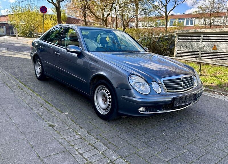Grau Gebraucht 2002 Mercedes E200 Classic Limousine | 2.490 € (Guter Preis) - Bild 1/4