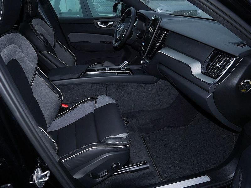 Neu Volvo XC60 Plus 455 PS (334 kW) 2025 Schwarz SUV