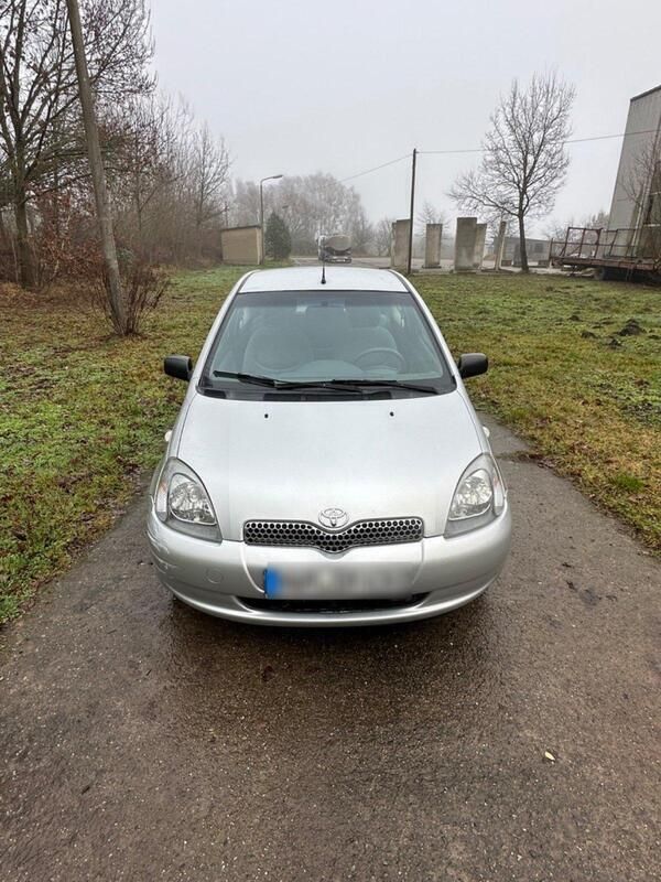Silber Gebraucht 2000 Toyota Yaris Kleinwagen | 1.300 € - Bild 1/4