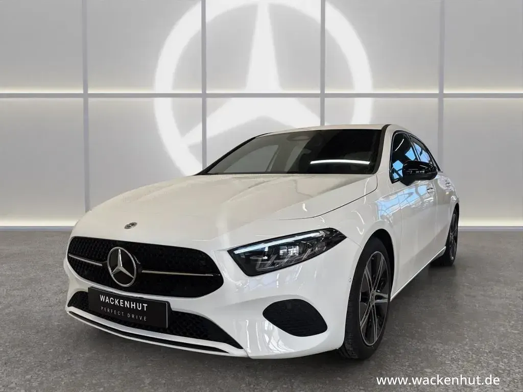 Gebraucht Mercedes A180 Advanced Plus 136 PS (100 kW) 2026 Weiss Limousine