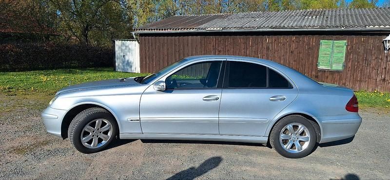 Second-hand Mercedes E220 150 CP (110 kW) 2002 Argintiu Berlinǎ