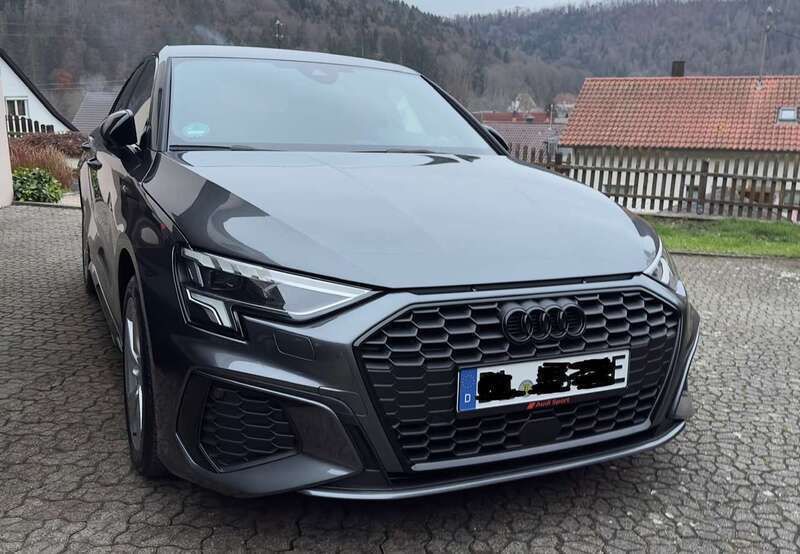 Grau Gebraucht 2022 Audi A3 Sportback e-tron Limousine | 28.199 € (Teuer) - Bild 1/4