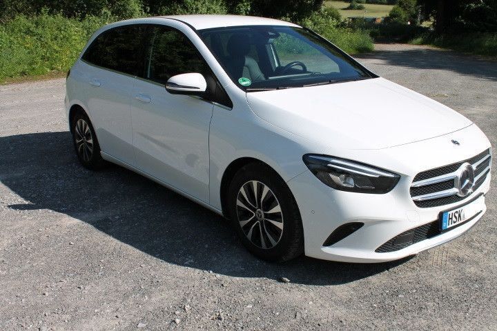 Weiß Gebraucht 2021 Mercedes B180 Van / Kleinbus | 20.200 € (Fairer Preis) - Bild 1/4