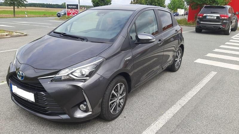 Grau Gebraucht 2019 Toyota Yaris Hybrid Club Kleinwagen | 14.900 € (Guter Preis) - Bild 1/4