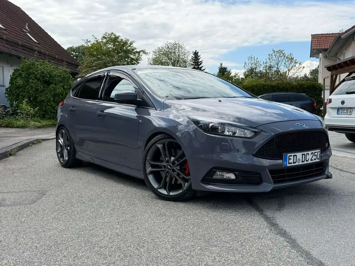 Gebraucht Ford Focus ST 250 PS (183 kW) 2017 Grau Kleinwagen