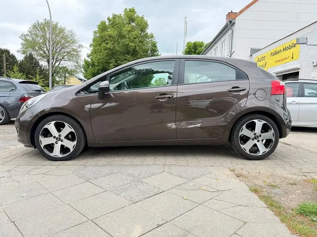 Gebraucht Kia Rio FIFA World Cup Edition 109 PS (80 kW) 2013 Braun Limousine