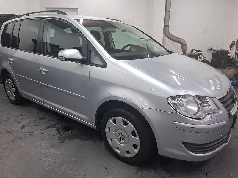 Silber Gebraucht 2007 VW Touran Trendline Van / Kleinbus | 4.990 € (Fairer Preis) - Bild 1/4