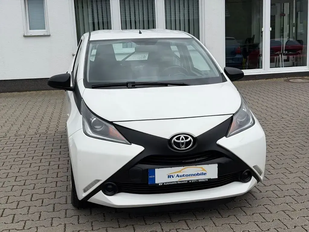 Używany Toyota Aygo 69 KM (50 kW) 2016 Biały Hatchback