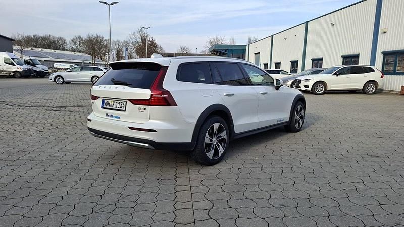 Gebraucht Volvo V60 CC Plus 197 PS (144 kW) 2024 Weiß Kombi
