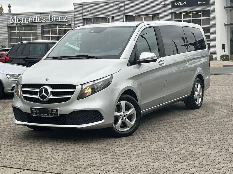 Silber Gebraucht 2019 Mercedes V220 Van / Kleinbus | 31.980 € (Guter Preis) - Bild 1/4