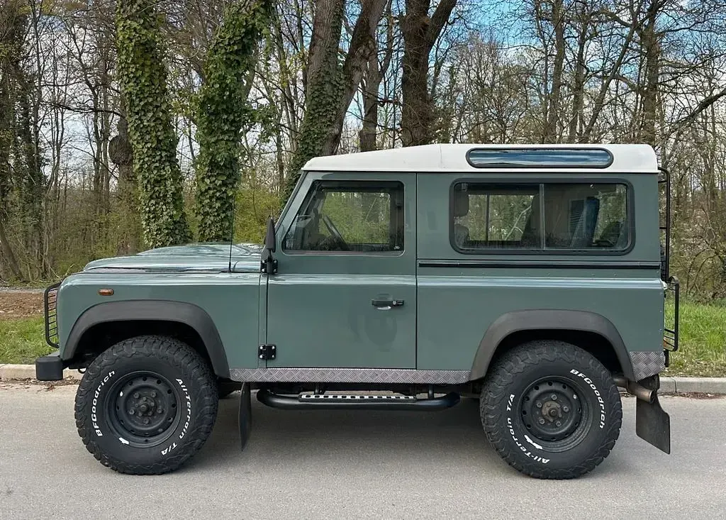 Gebraucht Land Rover Defender 122 PS (89 kW) 2010 Grün Kombi