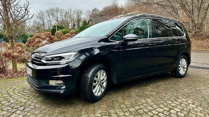 Schwarz Gebraucht 2017 VW Touran Highline Van / Kleinbus | 19.900 € (Superpreis) - Bild 1/4