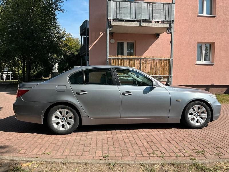 Silber Gebraucht 2003 BMW 520 Limousine | 2.699 € (Superpreis) - Bild 1/4