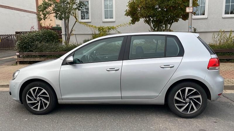 Silber Gebraucht 2010 VW Golf VI Kleinwagen | 4.400 € - Bild 1/4
