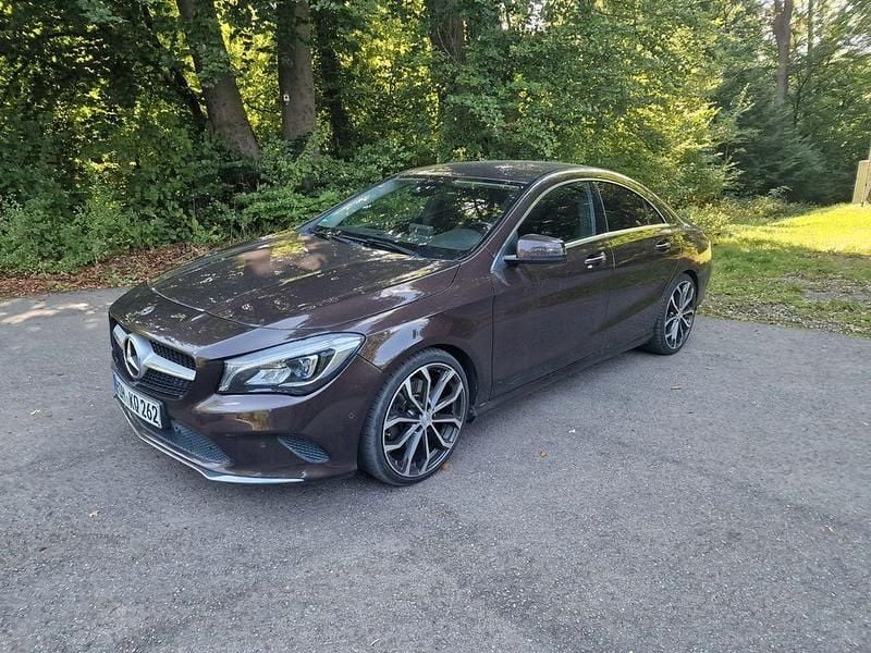 Braun Gebraucht 2017 Mercedes CLA250 Limousine | 16.000 € (Guter Preis) - Bild 1/4