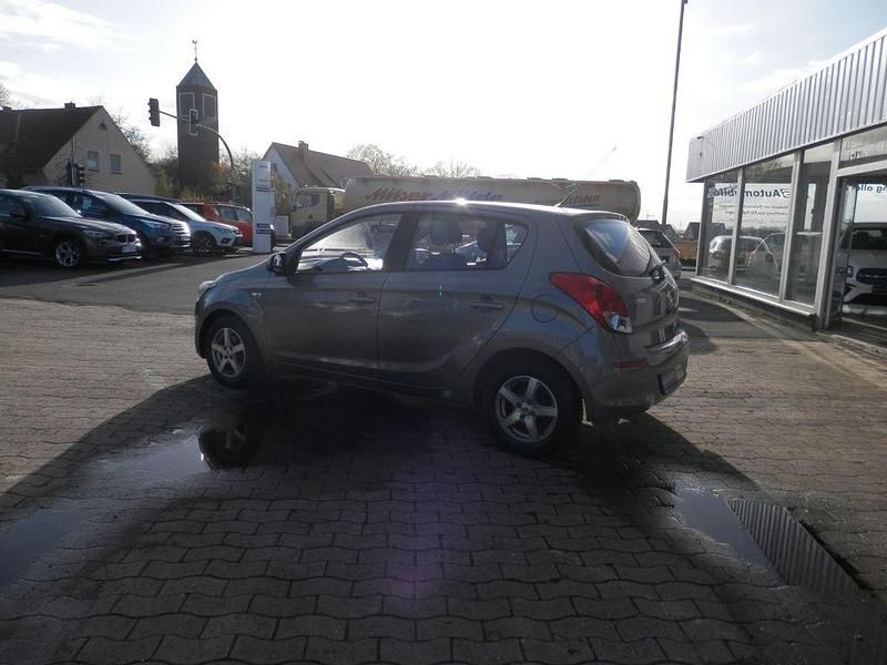 Gebraucht Hyundai i20 Edition 86 PS (63 kW) 2013 Grau Kleinwagen