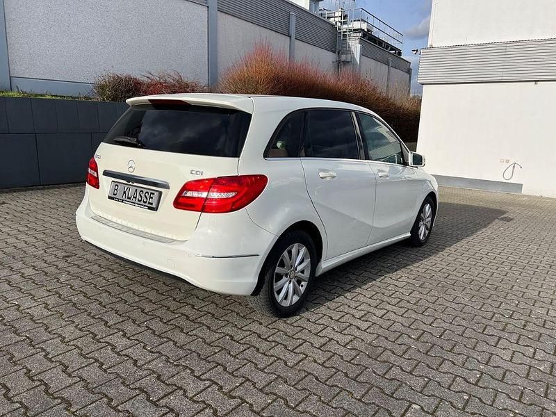 Gebraucht Mercedes B200 136 PS (100 kW) 2014 Weiß Van / Kleinbus