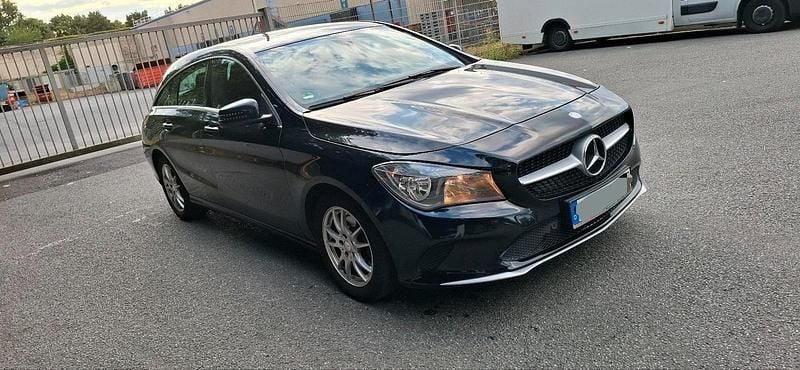 Schwarz Gebraucht 2016 Mercedes CLA200 Shooting Brake Kombi | 12.300 € (Teuer) - Bild 1/4
