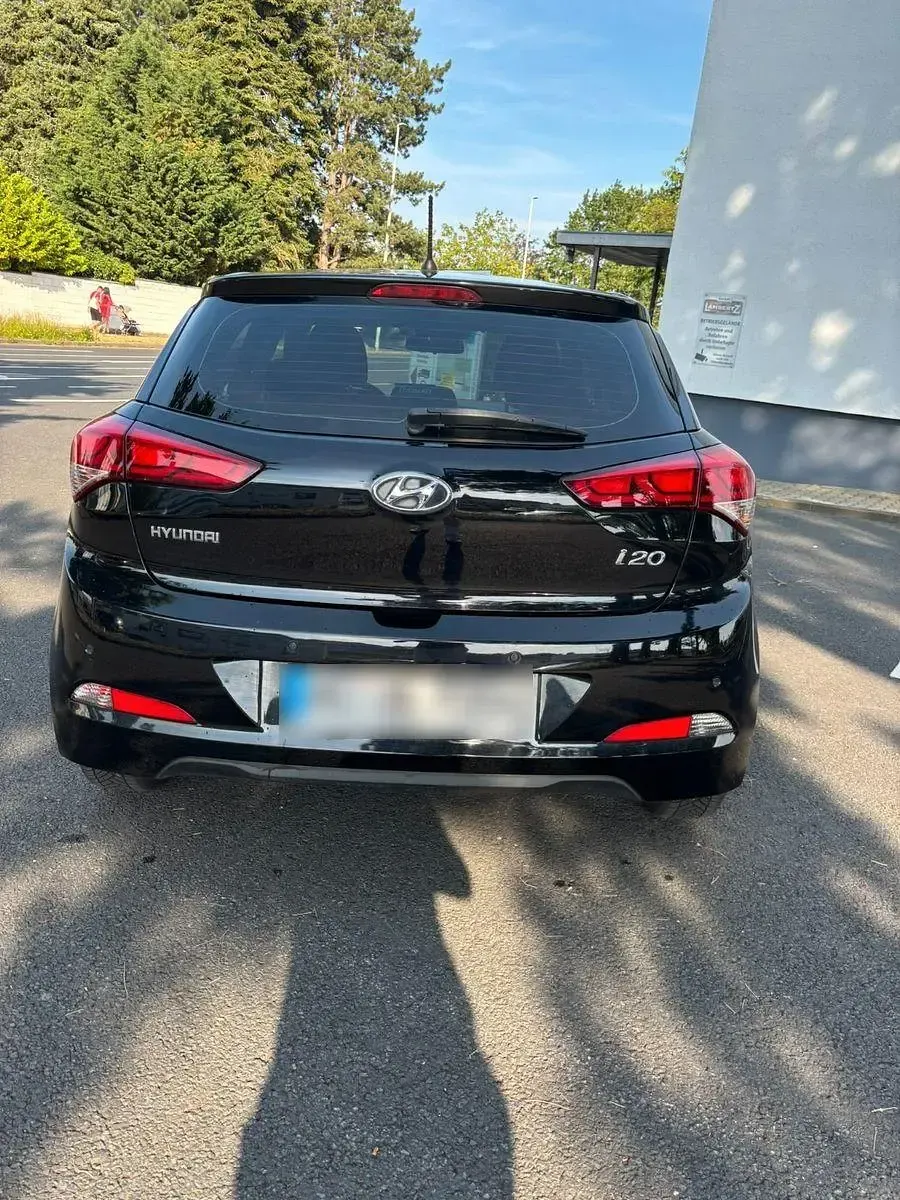 Gebraucht Hyundai i20 Trend 84 PS (61 kW) 2017 Schwarz Limousine