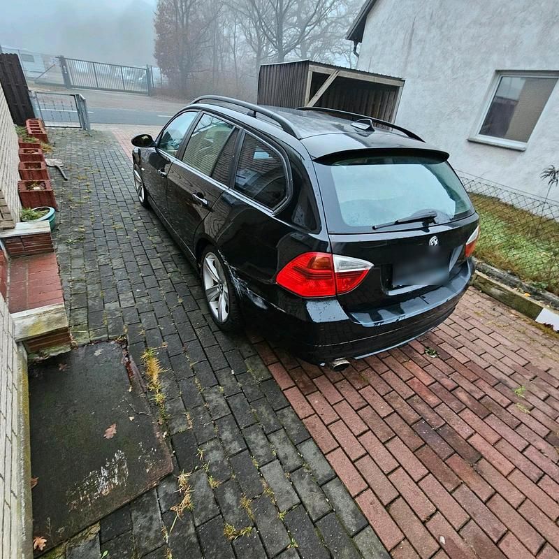Gebraucht BMW 320 163 PS (119 kW) 2007 Schwarz Kombi