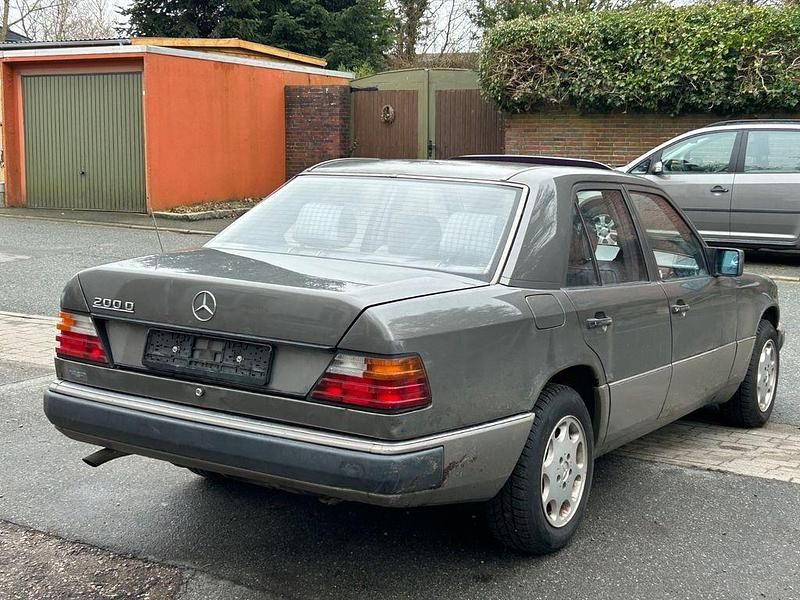 Gebraucht Mercedes 200 75 PS (55 kW) 1992 Grau Limousine