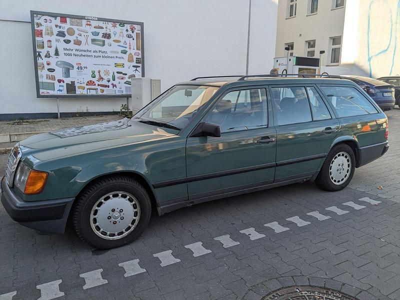 Grün Gebraucht 1989 Mercedes 200 Kombi | 3.900 € - Bild 1/4