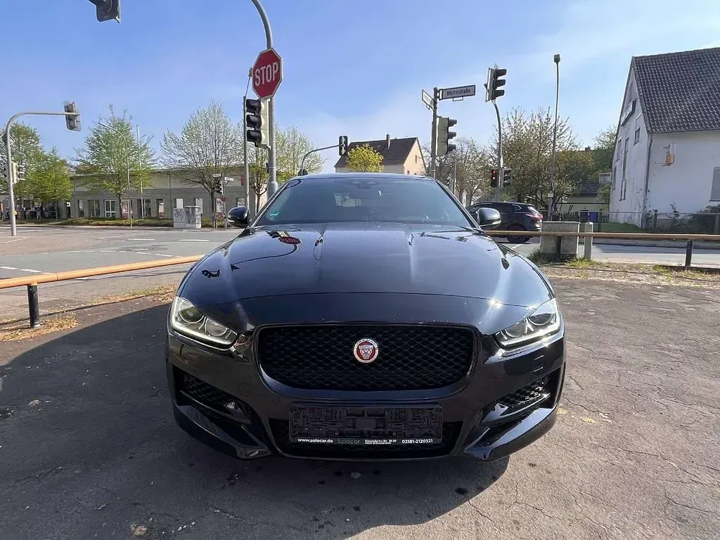 Käytetty Jaguar XE 179 HP (131 kW) 2017 Musta Sedan
