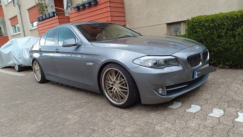 Grau Gebraucht 2010 BMW 525 Limousine | 8.500 € (Fairer Preis) - Bild 1/4