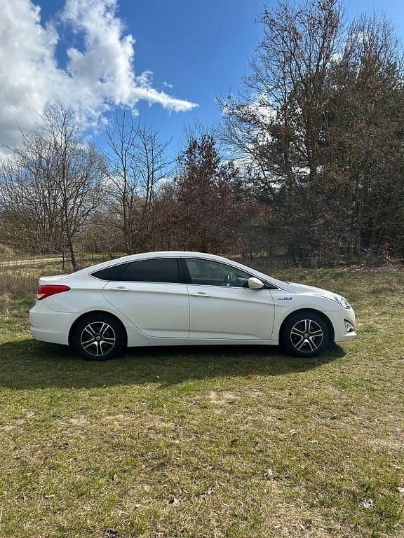 Weiß Gebraucht 2012 Hyundai i40 Comfort Limousine | 7.200 € (Superpreis) - Bild 1/4
