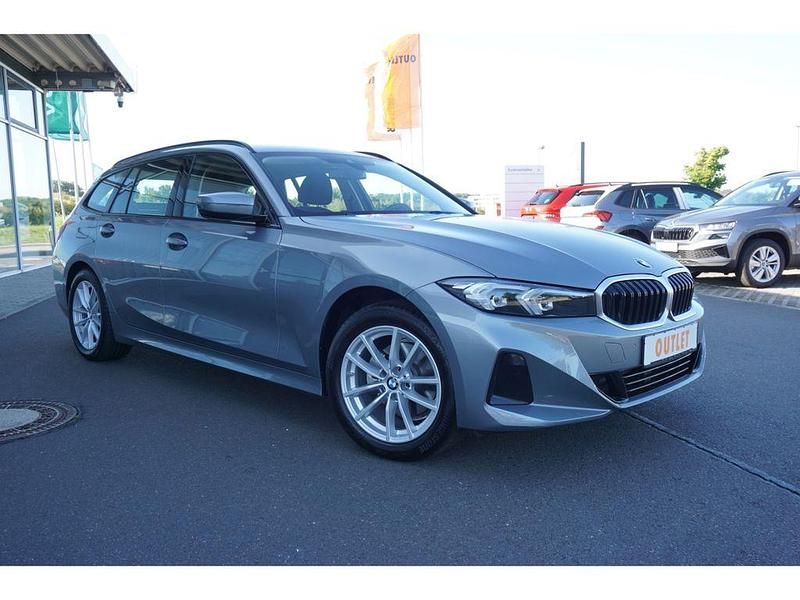 Grau Gebraucht 2023 BMW 320 Shadowline Kombi | 33.990 € (Guter Preis) - Bild 1/4