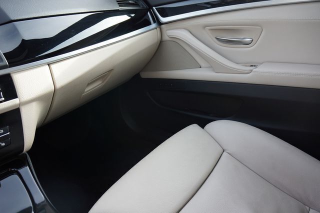 Gebraucht BMW 530 Sport Line 258 PS (189 kW) 2013 Schwarz metallic Kombi