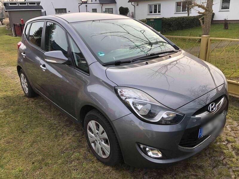 Grau Gebraucht 2012 Hyundai ix20 Classic Van / Kleinbus | 4.999 € (Fairer Preis) - Bild 1/4
