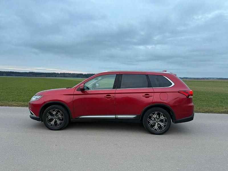 Rot Gebraucht 2018 Mitsubishi Outlander Edition SUV | 13.500 € (Superpreis) - Bild 1/4