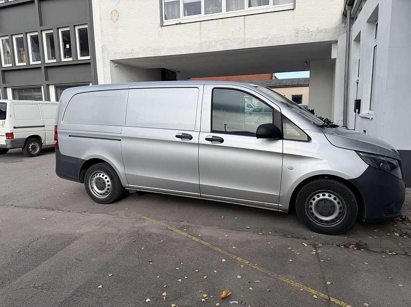 Grau Gebraucht 2020 Mercedes Vito Van | 17.900 € (Teuer) - Bild 1/4
