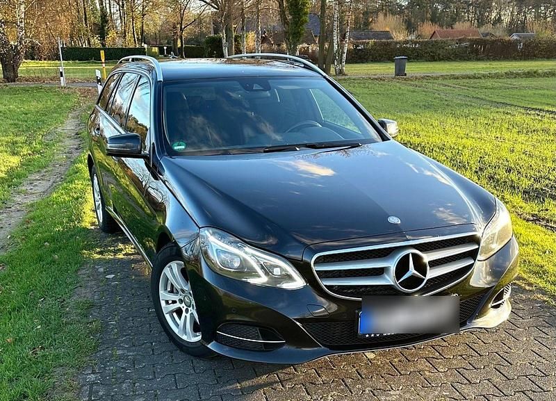 Schwarz Gebraucht 2015 Mercedes E220 Edition Kombi | 11.000 € (Fairer Preis) - Bild 1/4