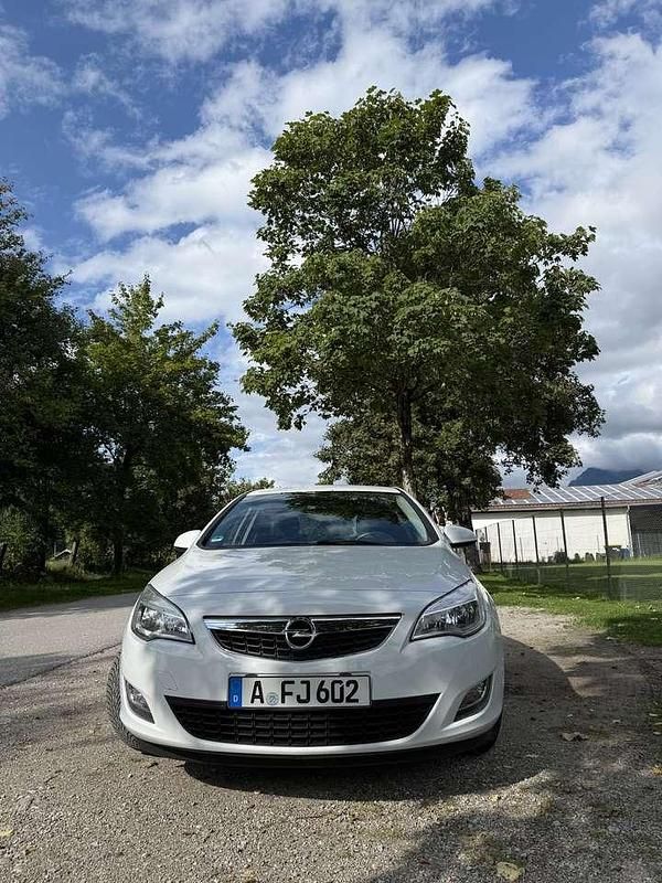 Weiß Gebraucht 2012 Opel Astra Edition Kleinwagen | 5.500 € (Etwas zu teuer) - Bild 1/4