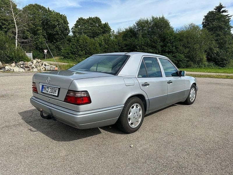 Gebraucht Mercedes E280 193 PS (141 kW) 1994 Silber Limousine